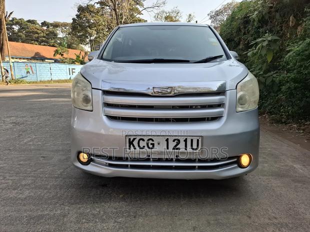 Toyota Voxy 2009 Silver