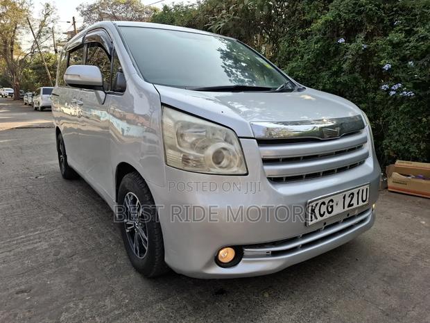 Toyota Voxy 2009 Silver
