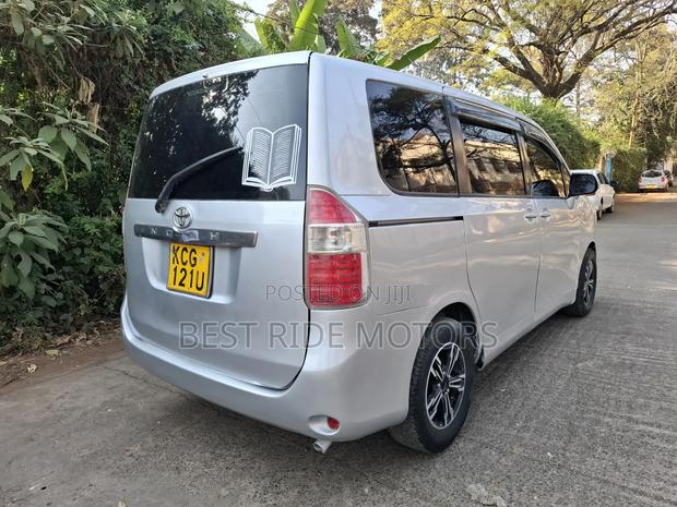 Toyota Voxy 2009 Silver