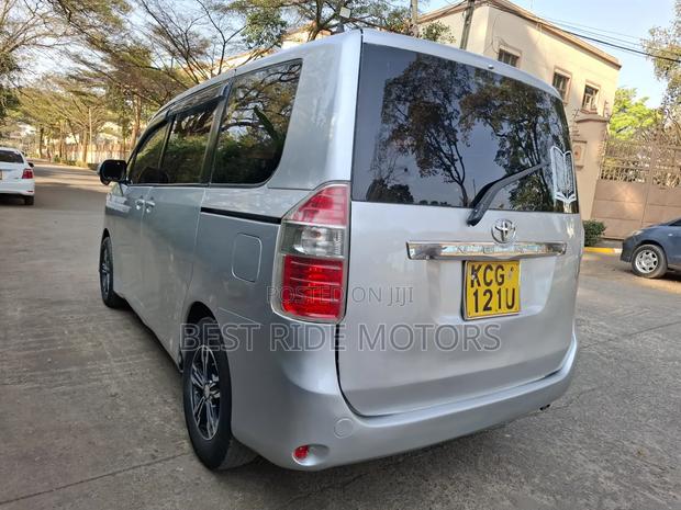 Toyota Voxy 2009 Silver