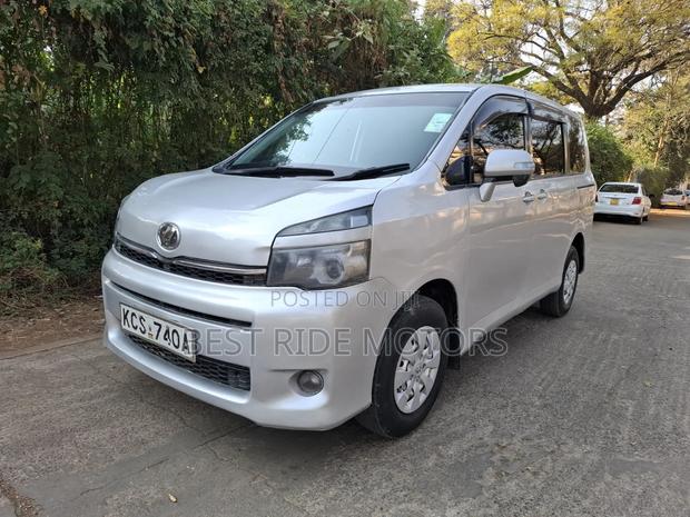 Toyota Voxy 2011 Silver