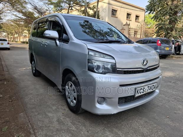 Toyota Voxy 2011 Silver