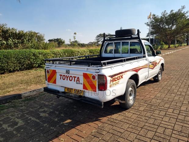 Toyota Hilux 2006 Off white
