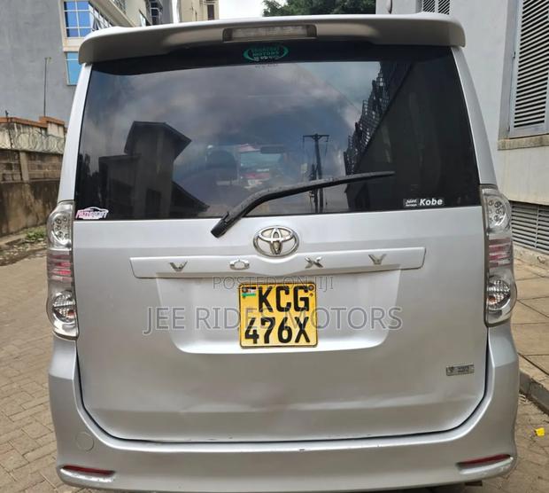 Toyota Voxy 2009 Silver