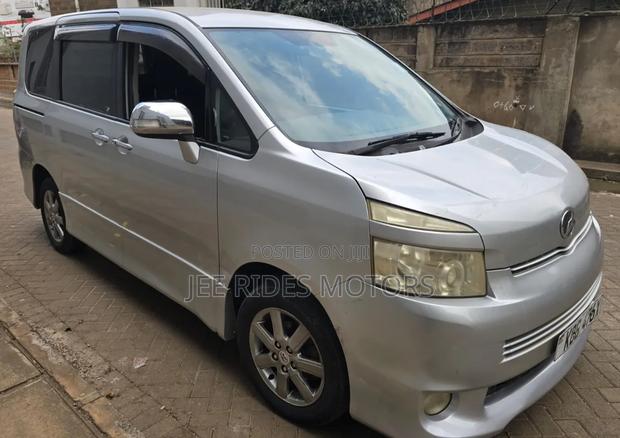 Toyota Voxy 2009 Silver
