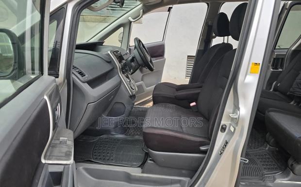 Toyota Voxy 2009 Silver
