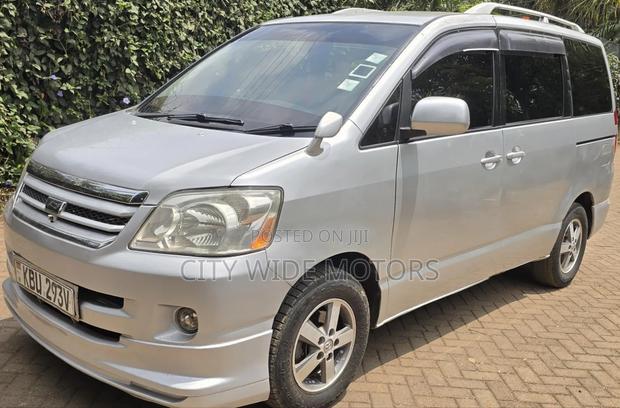 Toyota Noah 2006 Silver