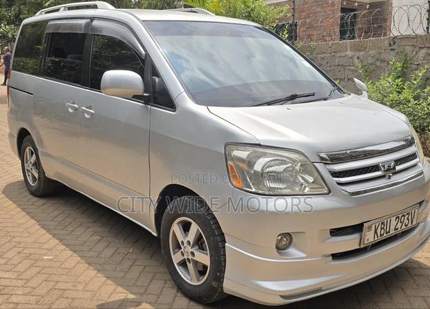 Toyota Noah 2006 Silver