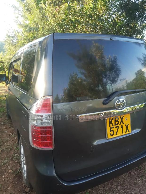 Toyota Noah 2007 Gray