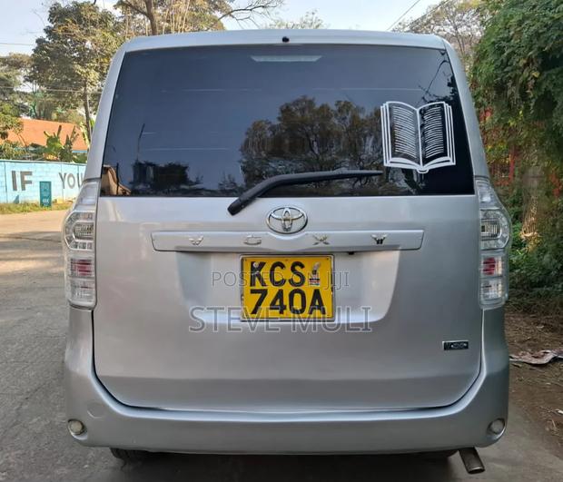 Toyota Voxy 2012 Silver