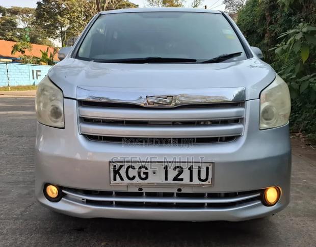 Toyota Noah 2009 Silver
