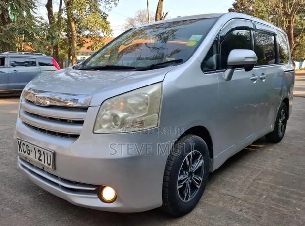 Toyota Noah 2009 Silver