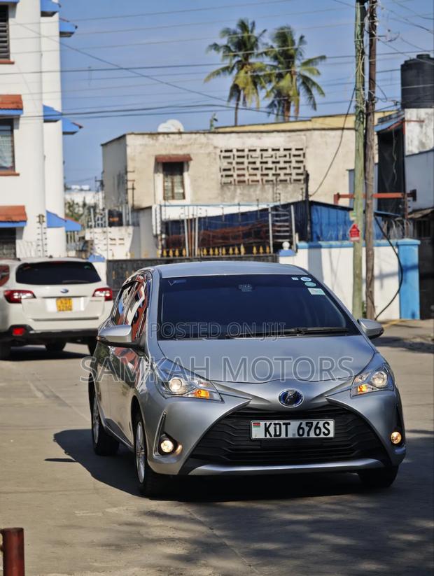 Toyota Vitz 2018 Silver