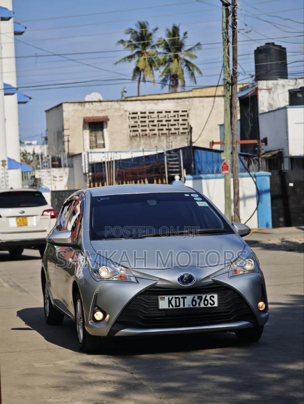 Toyota Vitz 2018 Silver