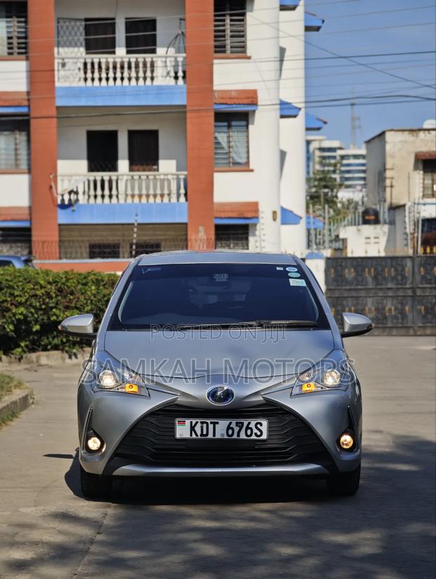 Toyota Vitz 2018 Silver