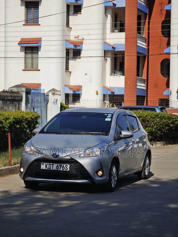 Toyota Vitz 2018 Silver