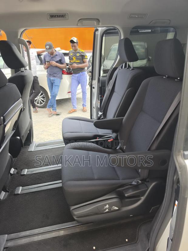Toyota Noah 2020 Silver