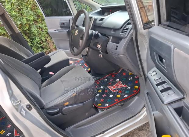 Toyota Noah 2009 Silver