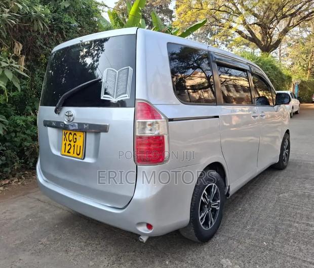 Toyota Noah 2009 Silver