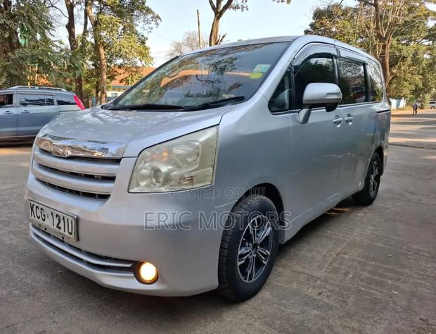 Toyota Noah 2009 Silver