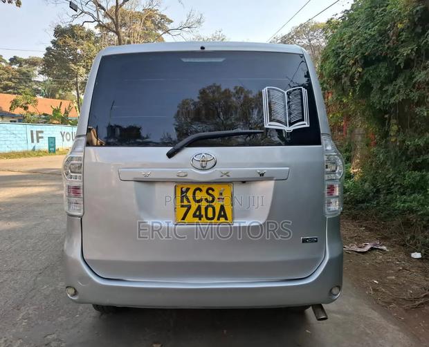 Toyota Voxy 2011 Silver