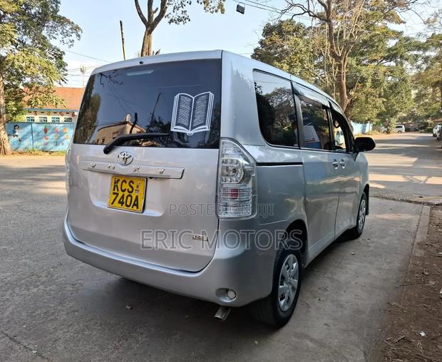 Toyota Voxy 2011 Silver