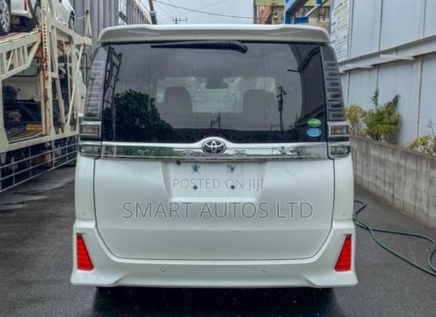 Toyota Voxy 2019 Off white