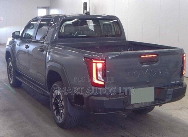 New Toyota Hilux 2026 Gray