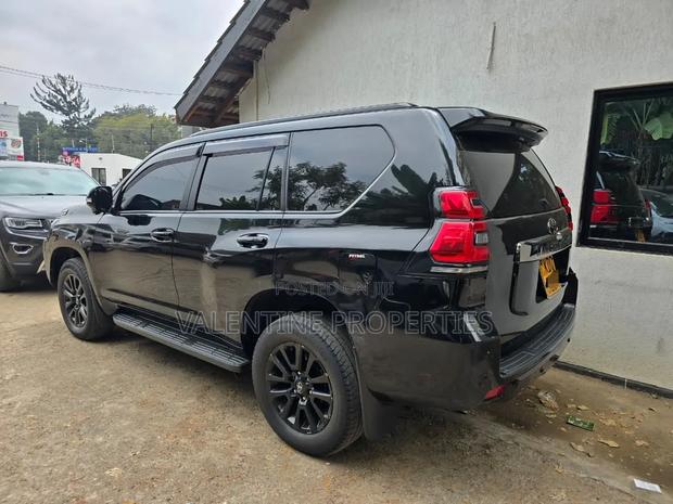 Toyota Land Cruiser Prado 2022 Black