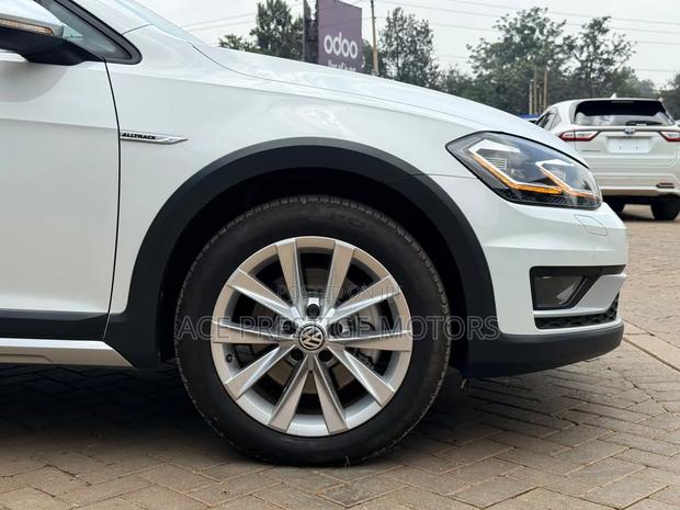 Volkswagen Golf 2019 White