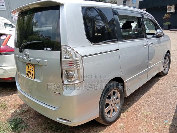 Toyota Noah 2009 Silver