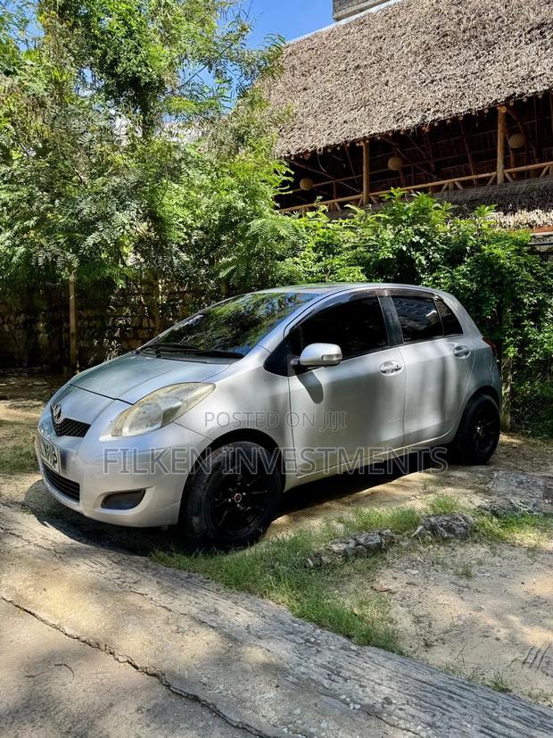 Toyota Vitz 2009 Silver