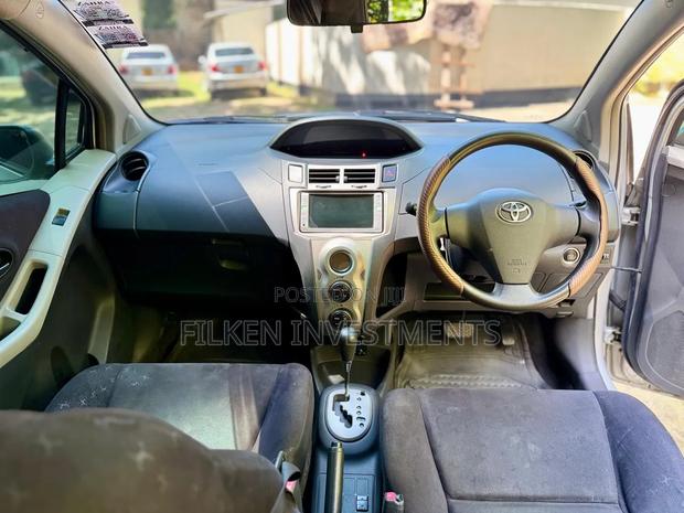 Toyota Vitz 2009 Silver