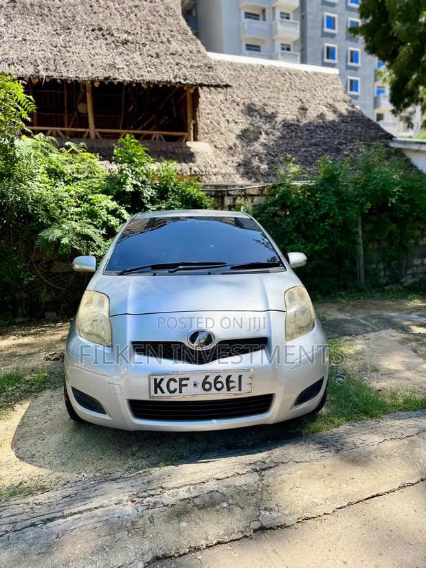 Toyota Vitz 2009 Silver