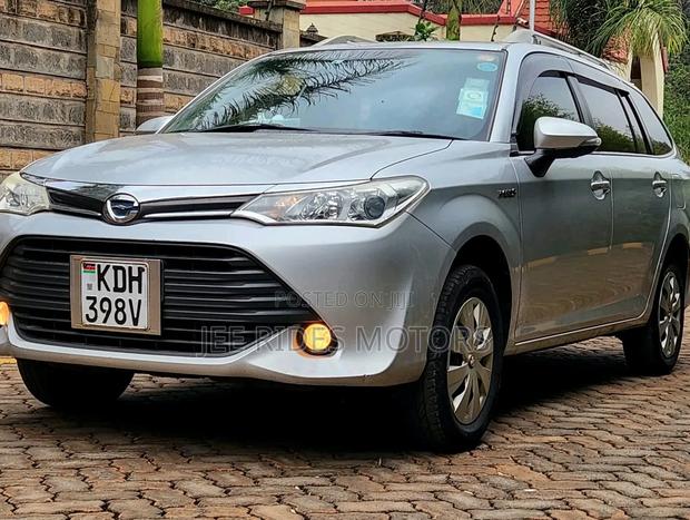 Toyota Corolla Fielder 2017 Silver