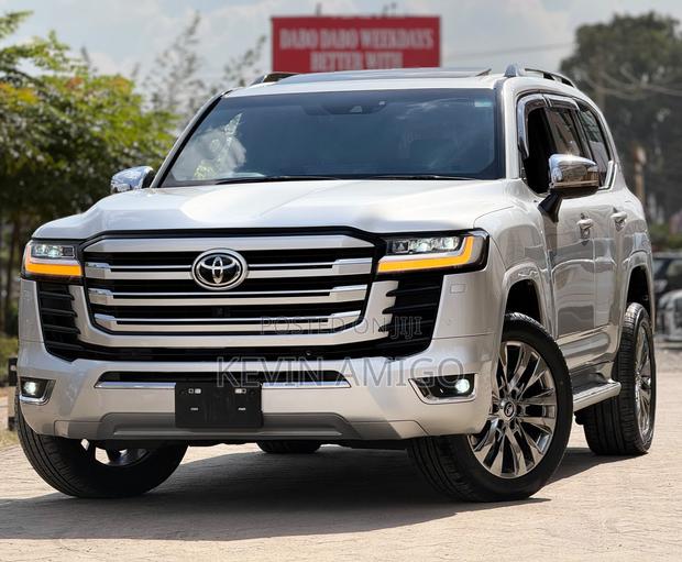 Toyota Land Cruiser LC300 2022 White