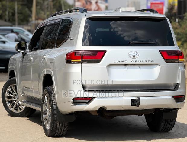 Toyota Land Cruiser LC300 2022 White