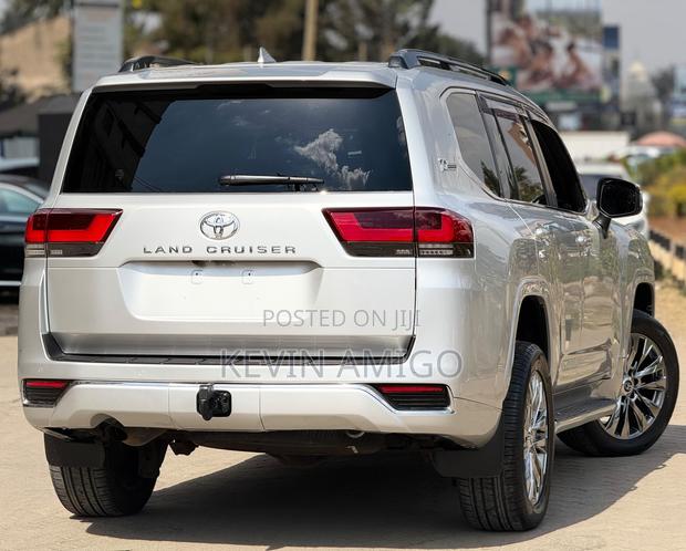 Toyota Land Cruiser LC300 2022 White