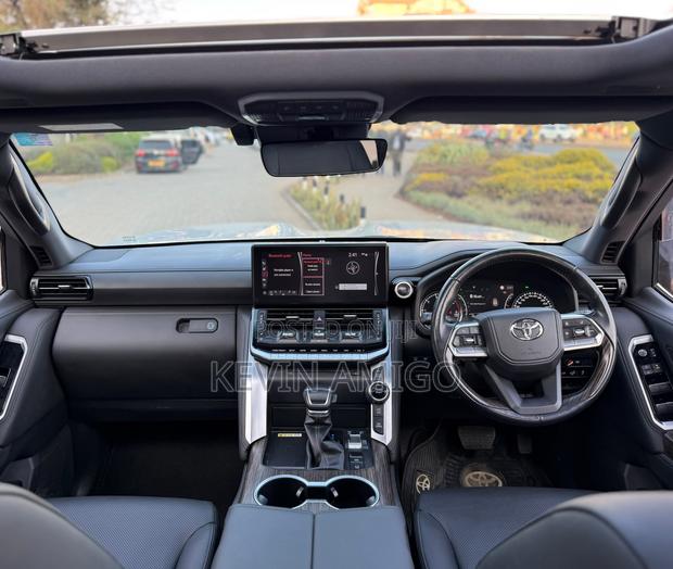 Toyota Land Cruiser LC300 2022 White