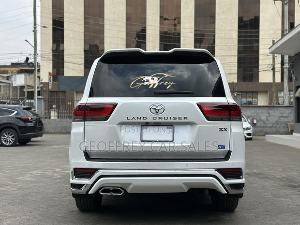 Toyota Land Cruiser LC300 2023 White