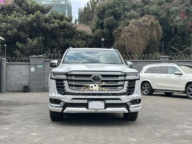 Toyota Land Cruiser LC300 2023 White