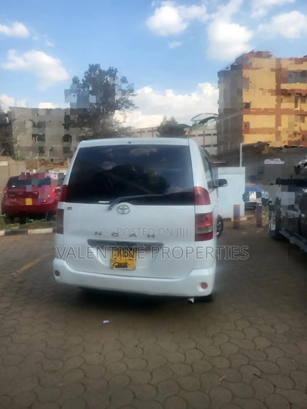 Toyota Noah 2006 White