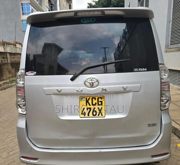 Toyota Voxy 2010 Silver