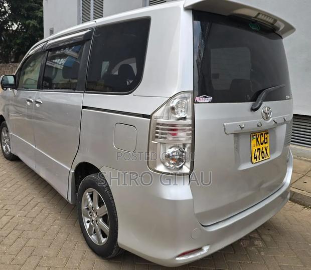 Toyota Voxy 2010 Silver