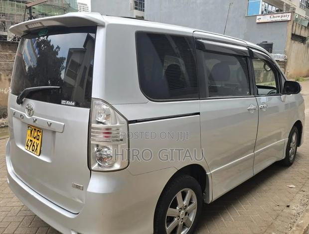 Toyota Voxy 2010 Silver
