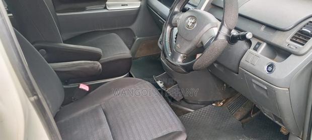 Toyota Voxy V 2WD 7-Seater 2010 White