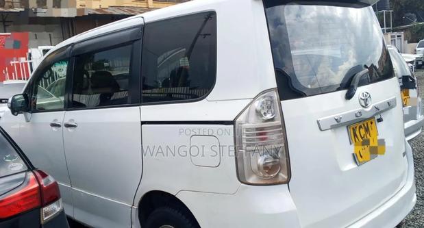 Toyota Voxy V 2WD 7-Seater 2010 White