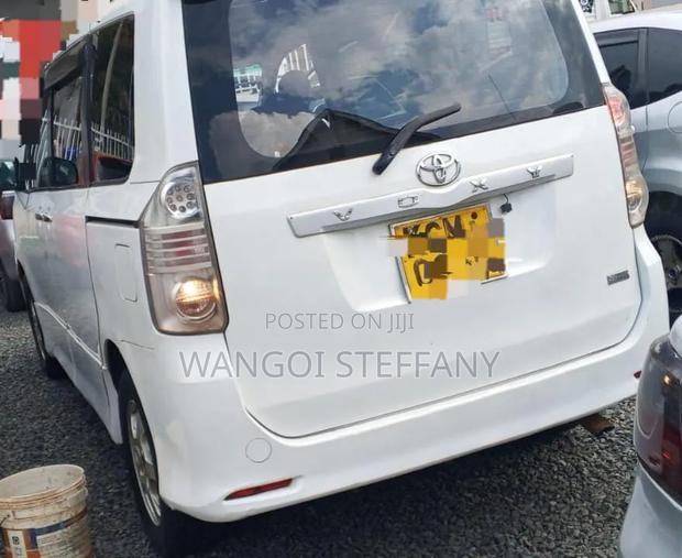 Toyota Voxy V 2WD 7-Seater 2010 White