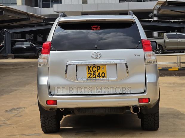 Toyota Land Cruiser Prado 2011