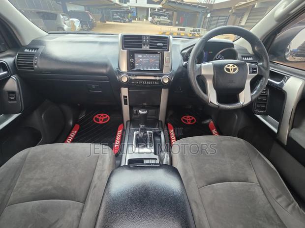 Toyota Land Cruiser Prado 2011